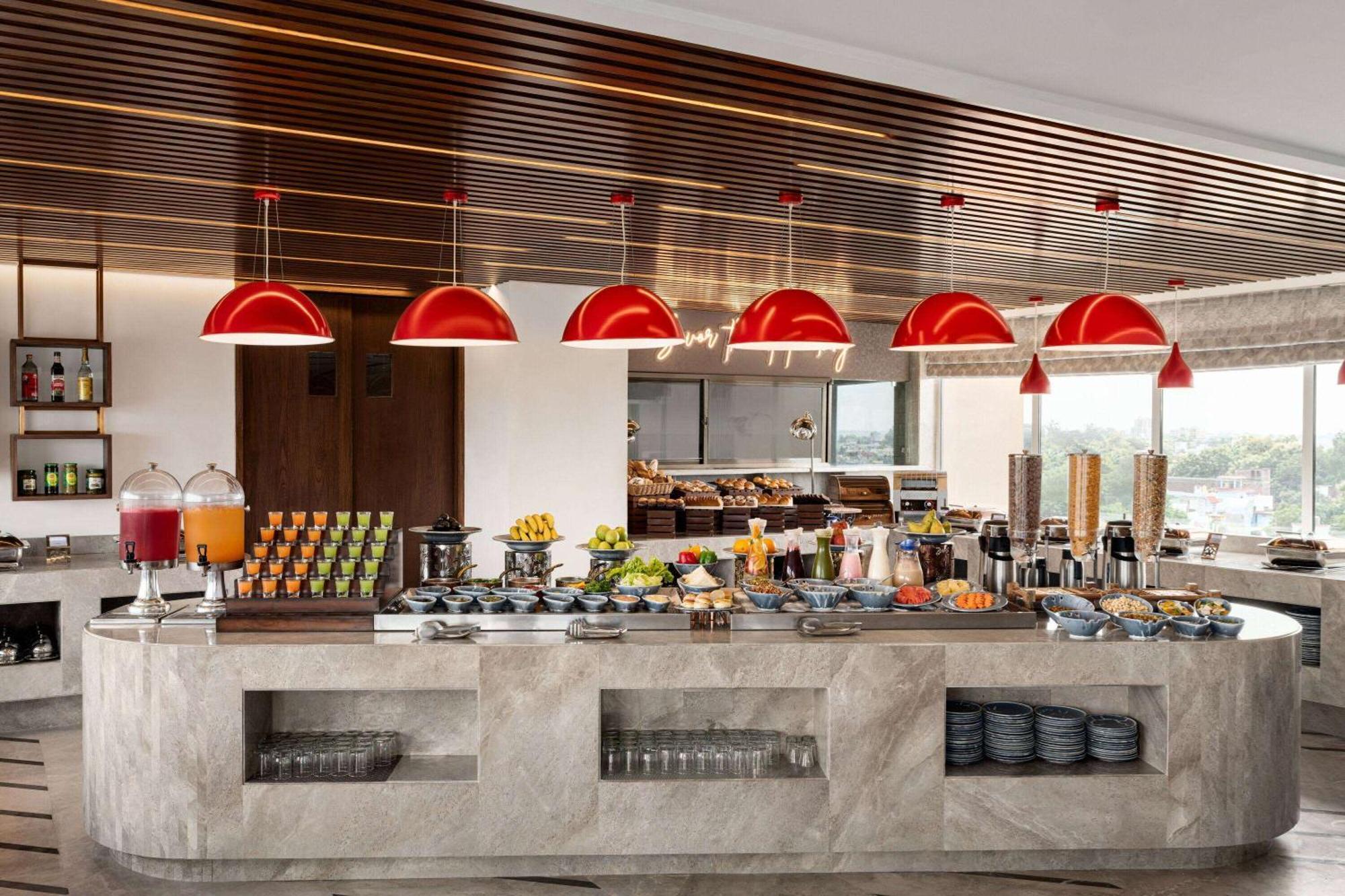Hotel Ramada By Wyndham Gorakhpur Gorakhnath Mandir Road Extérieur photo