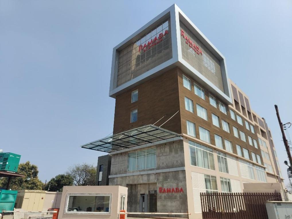 Hotel Ramada By Wyndham Gorakhpur Gorakhnath Mandir Road Extérieur photo